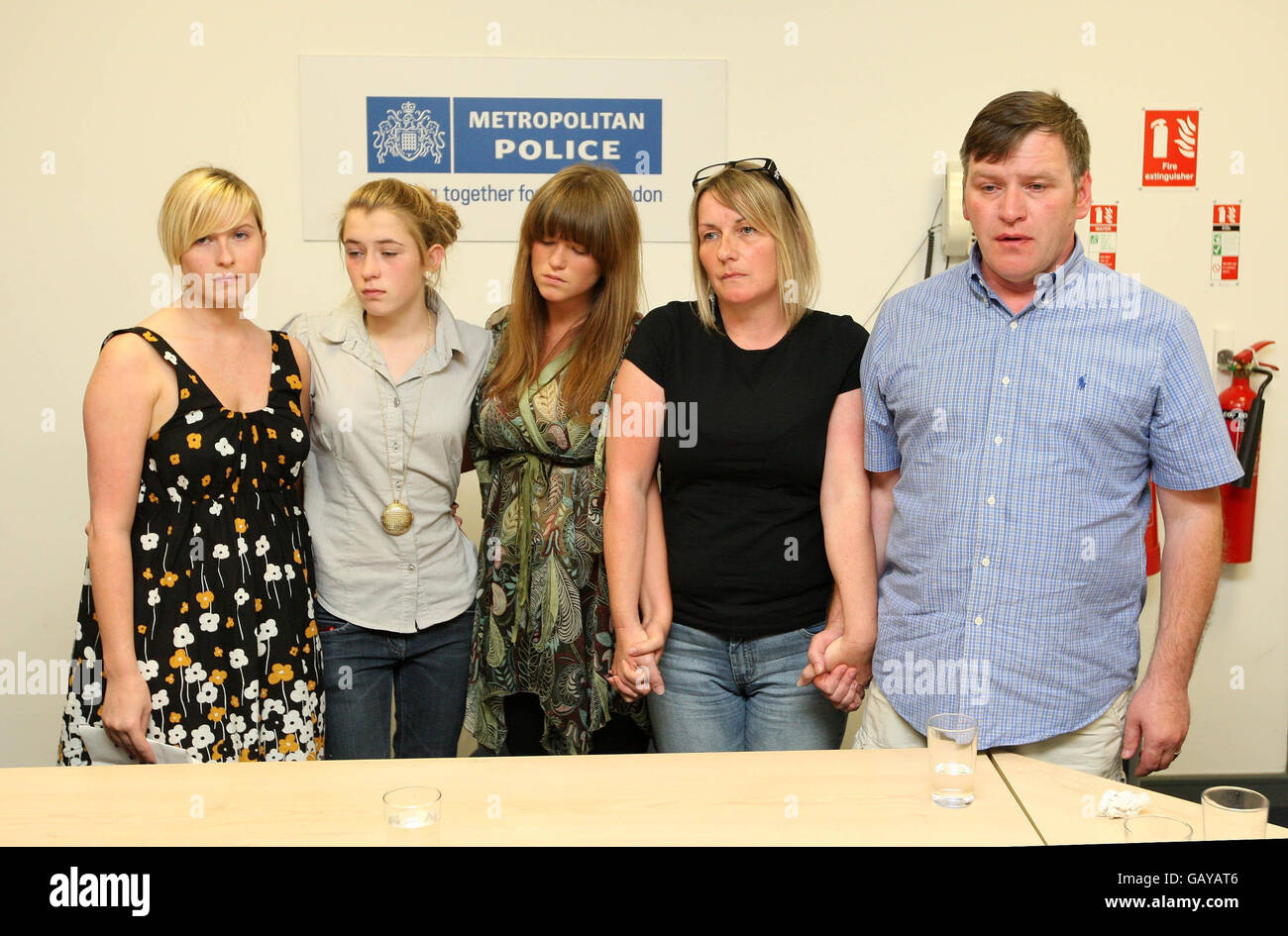 La famille de Ben Kinsella assassiné (de gauche) Brooke Kinsella, 24 ans, avec ses sœurs Georgia, 14 ans, Jade, 22 ans, et ses parents Deborah, 46 et George, 48 ans, lors d'une conférence de presse à Barking, Essex. Banque D'Images