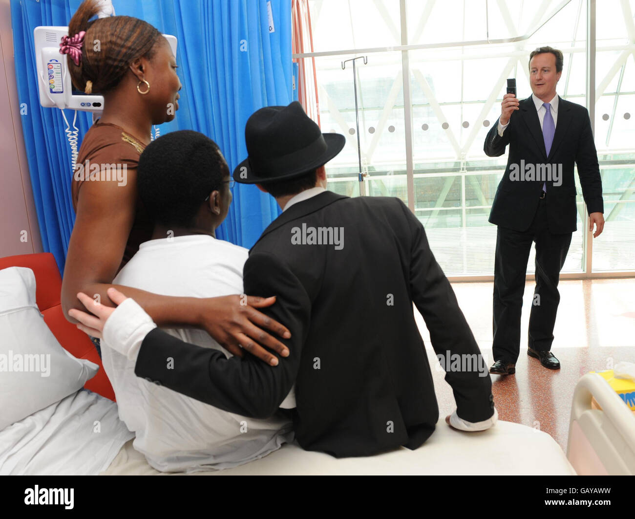 Le chef du Parti conservateur David Cameron prend une photo du gagnant « Britain's Got Talent » George Sampson avec des patients à l'hôpital pour enfants Evelina de l'hôpital St Thomas à Londres, Banque D'Images