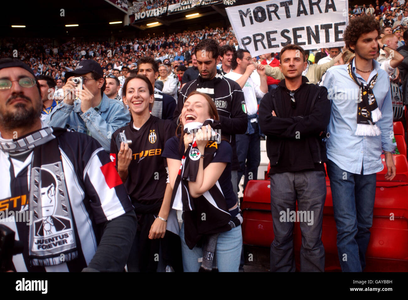 Football - Ligue des champions de l'UEFA - finale - Juventus c. AC Milan. Les fans de Juventus apprécient l'atmosphère avant le match Banque D'Images