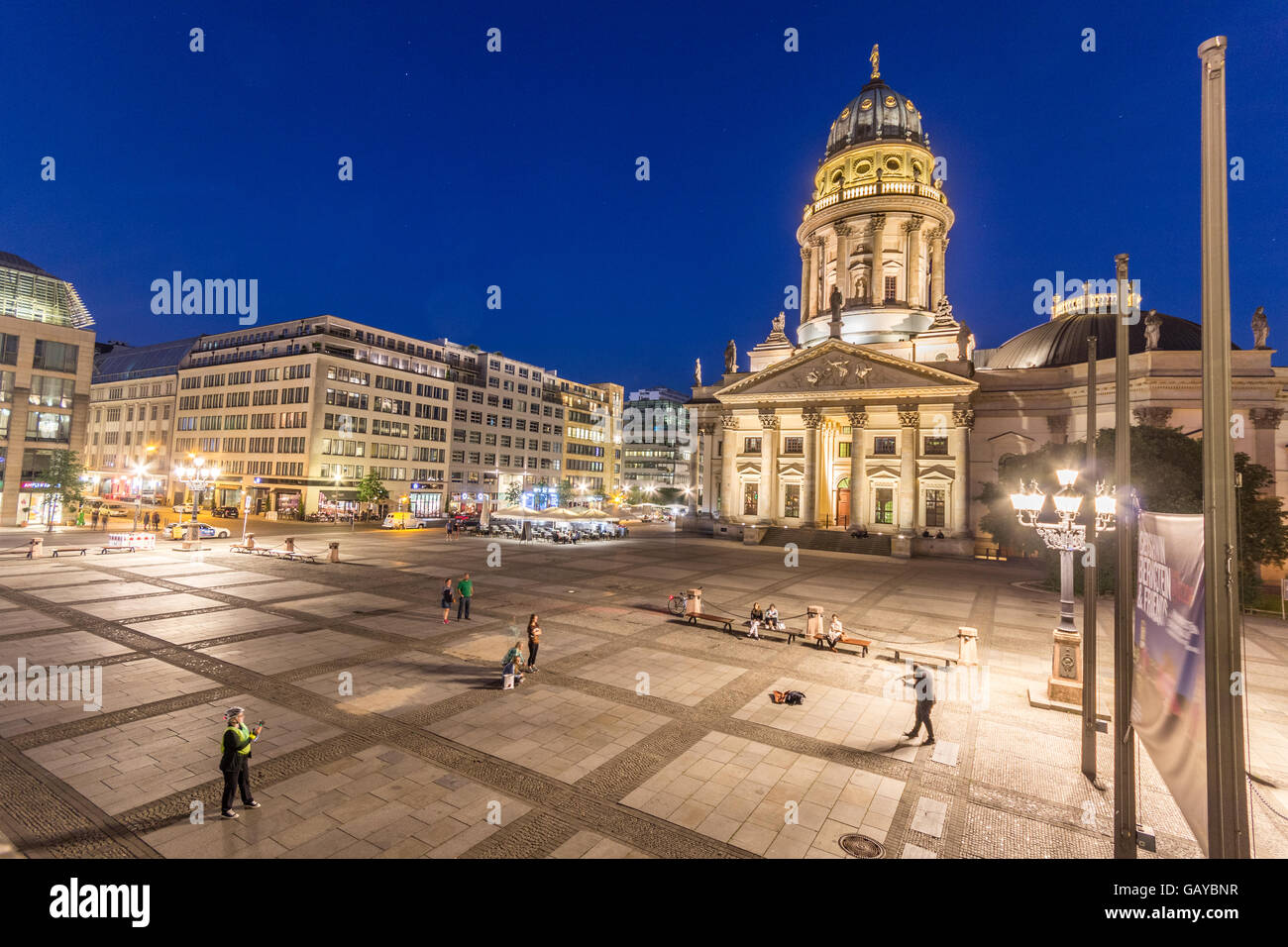 La nuit au Gendarmenmarkt à Berlin, Allemagne. Banque D'Images
