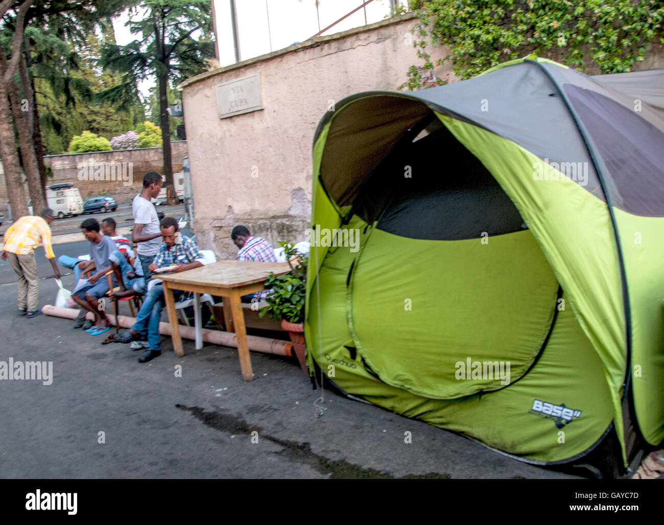 Ces jeunes gens, les femmes, les femmes enceintes sont arrivés il y a quelques jours à Rome après un voyage spectaculaire, et qu'ils ne trouvent aucune sorte de réception institutionnelle. Des centaines de personnes forcées de dormir sur l'asphalte littéralement dans des conditions d'hygiène de la santé critique. (Photo par Patrizia Cortellessa/Pacific Press) Banque D'Images