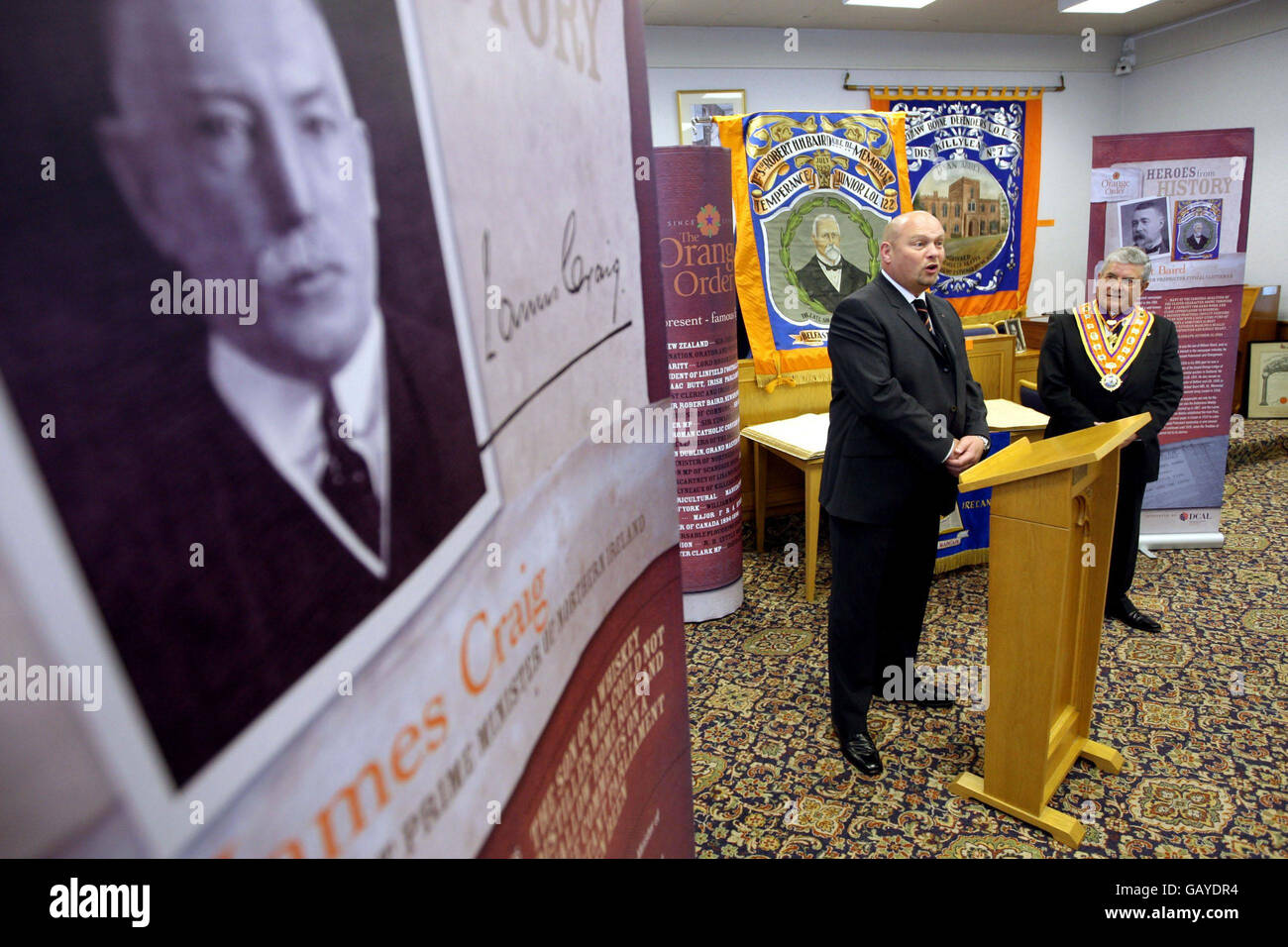 David Jeffery, directeur du club de football de Linfield, et Robert Saulters, grand maître de l'ordre Orange (à droite), lors du lancement de l'exposition de l'ordre Orange à Belfast. Banque D'Images