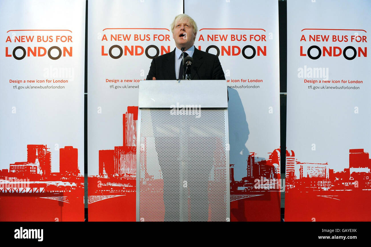 Boris lance un concours pour le nouveau bus londonien.Le maire de Londres, Boris Johnson, lors de sa conférence de presse au London transport Museum, dans le centre de Londres. Banque D'Images