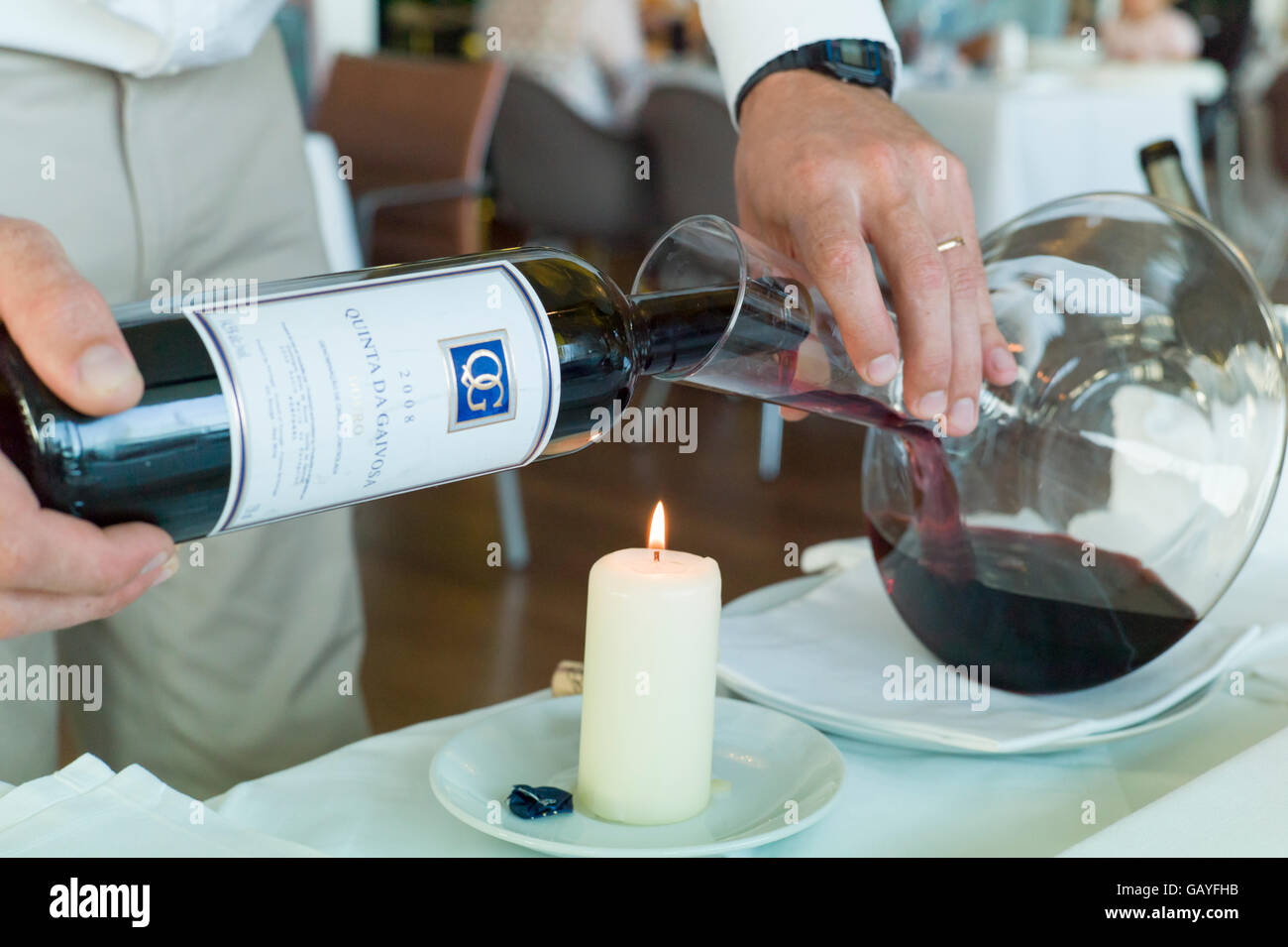 Hôtellerie la décantation d'une bouteille de vin plus de bougie Banque D'Images