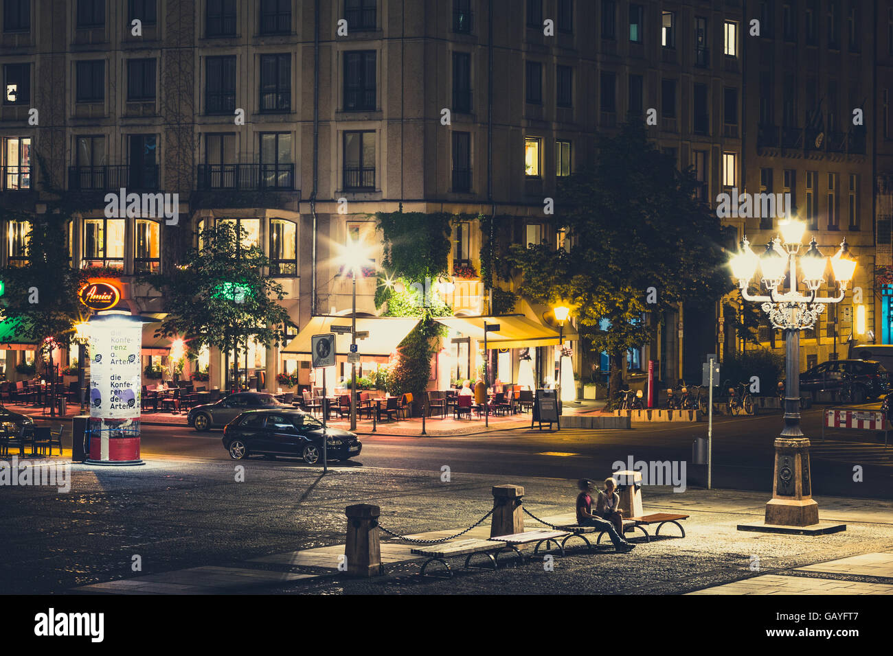 Berlin, Allemagne - le 5 juillet 2016 : Les restaurants de la Gendarmenmarkt la nuit à Berlin, Allemagne. Banque D'Images