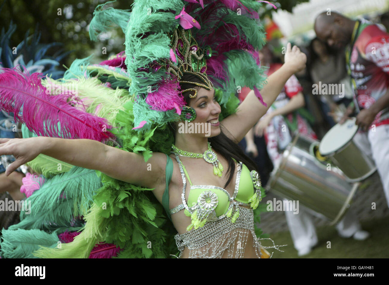 Des danseurs brésiliens de la Latin Fusion Dance Company célèbrent le 50e anniversaire de Bossa Nova sur la rive sud de la Tamise à Londres. Banque D'Images