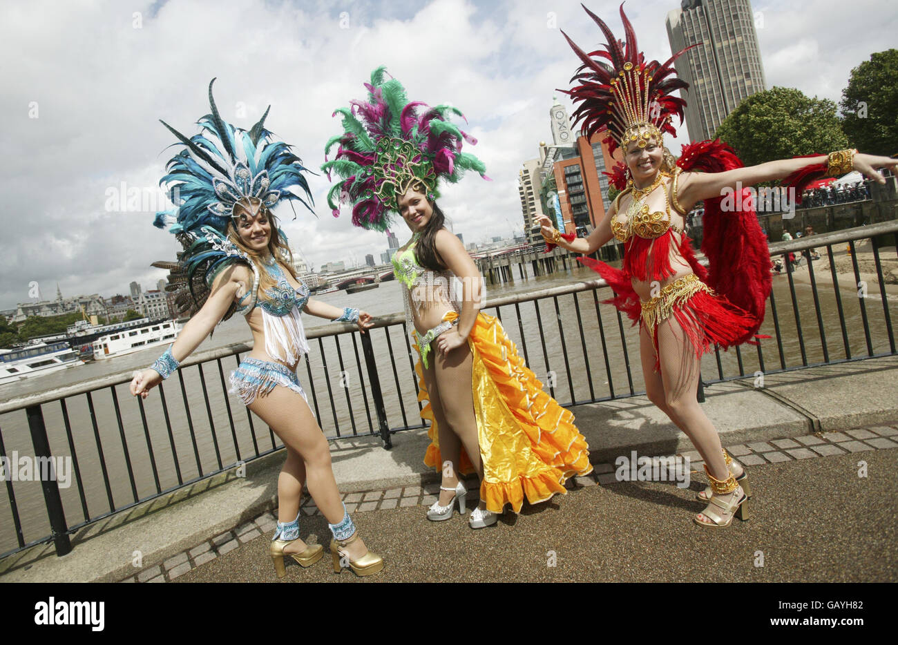Des danseurs brésiliens de la Latin Fusion Dance Company célèbrent le 50e anniversaire de Bossa Nova sur la rive sud de la Tamise à Londres. Banque D'Images
