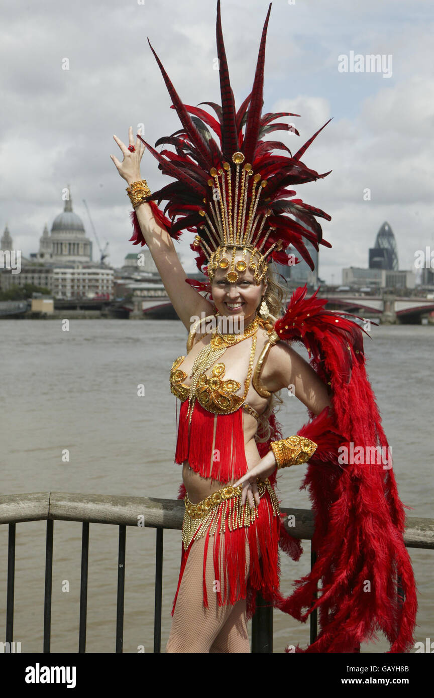 Des danseurs brésiliens de la Latin Fusion Dance Company célèbrent le 50e anniversaire de Bossa Nova sur la rive sud de la Tamise à Londres. Banque D'Images