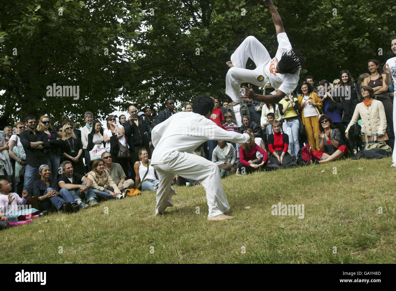 Des danseurs d'art martial distraient la foule en célébrant le 50e anniversaire de Bossa Nova sur la rive sud de la Tamise à Londres. Banque D'Images