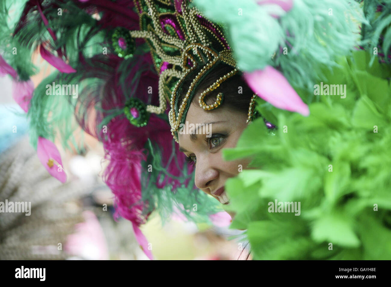 Une danseuse brésilienne de la Latin Fusion Dance Company aide à célébrer le 50e anniversaire de Bossa Nova sur la rive sud de la Tamise à Londres. Banque D'Images