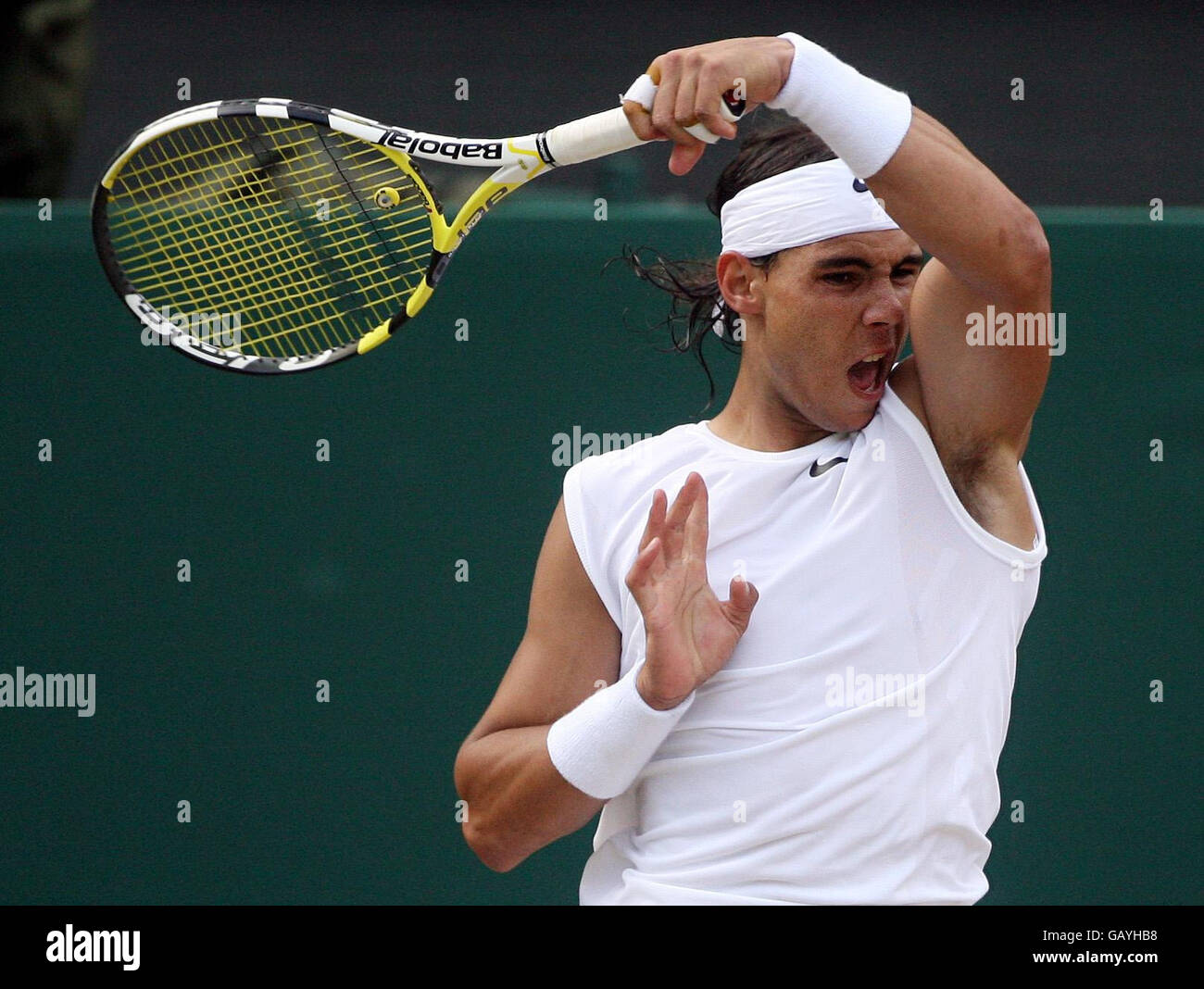 Rafael Nadal d'Espagne dans sa finale masculine contre Roger Federer de Suisse lors des Championnats de Wimbledon 2008 au All England tennis Club de Wimbledon. Banque D'Images