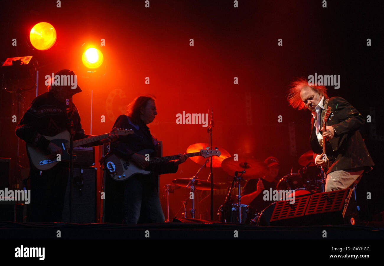 Neil Young (à l'extrême droite) et le titre du groupe The Hop Farm Festival à Hop Farm, Kent. Banque D'Images