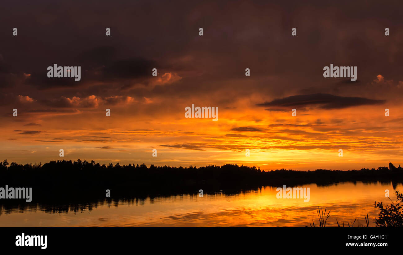 Le lac au coucher du soleil Banque D'Images