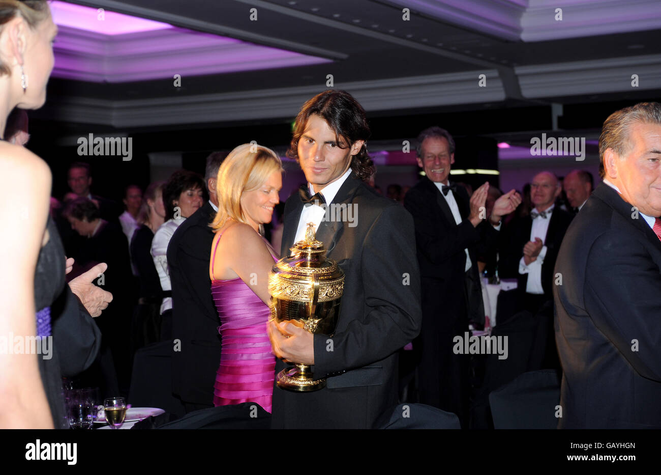 Rafael Nadal, d'Espagne, qui a battu Roger Federer pour devenir la première fois vainqueur du championnat de tennis de Wimbledon pour hommes, arrive au dîner des champions à Park Lane, Londres. Au ballon des joueurs à Park Lane, Londres. Banque D'Images