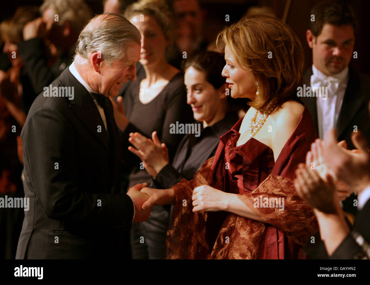 HRH le Prince de Galles parle à la chanteuse Renee Fleming lors d'un dîner de gala pour les supporters de la Fondation du Prince pour les enfants et les arts à Buckingham Palace, Londres. Banque D'Images