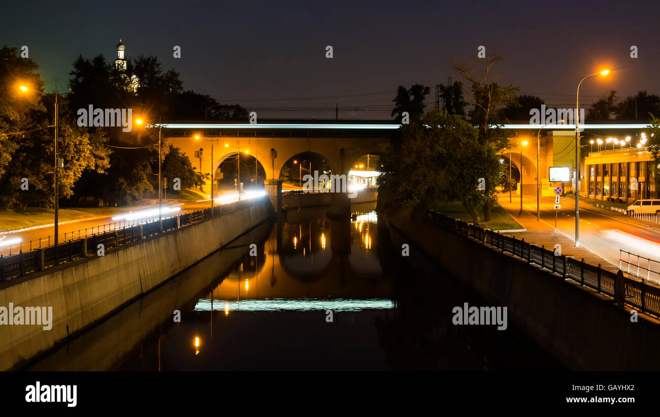 Remblai, reflet dans l'eau , motion scène de nuit Banque D'Images