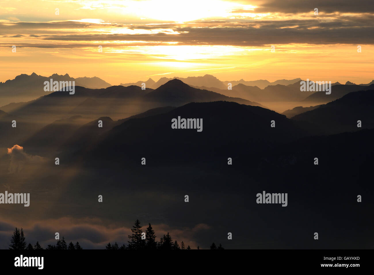 Coucher de soleil dans les montagnes des Alpes. Montagnes apparaissent comme des silhouettes en raison de la lumière. Banque D'Images