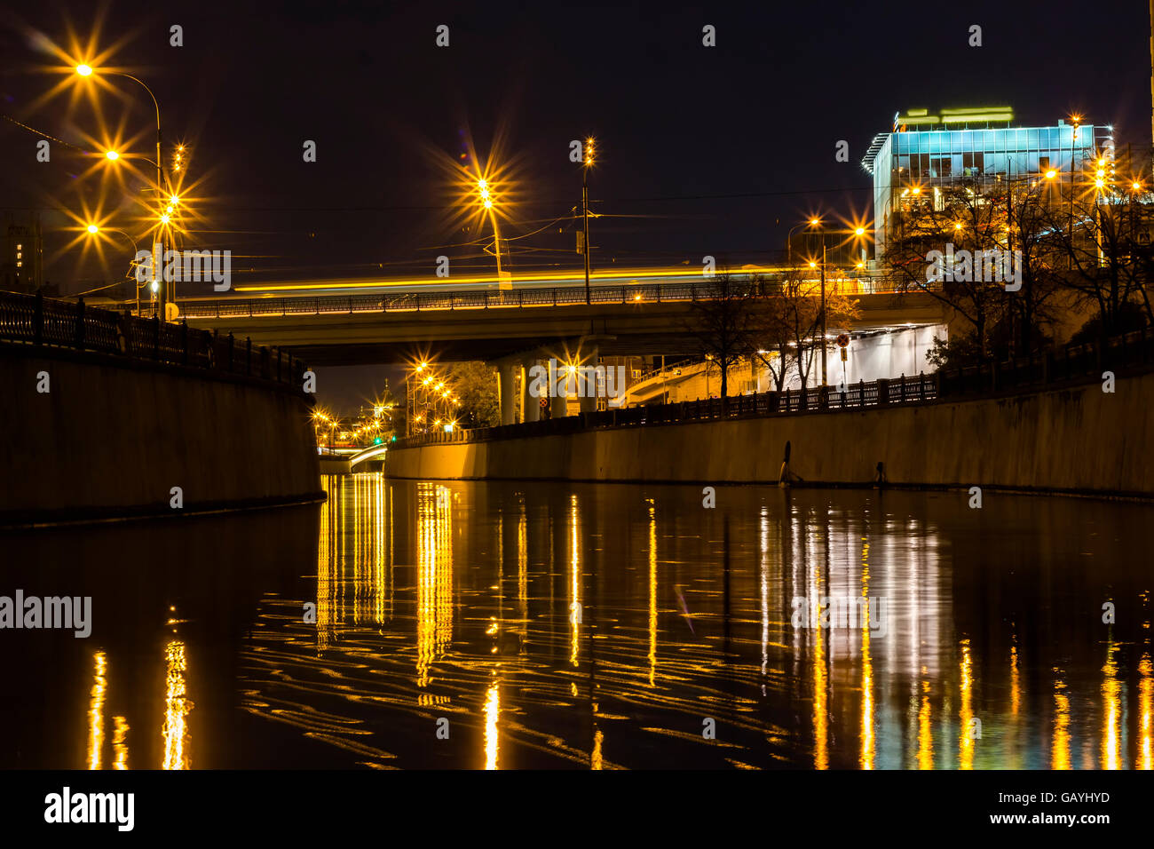 Remblai, reflet dans l'eau , motion scène de nuit Banque D'Images