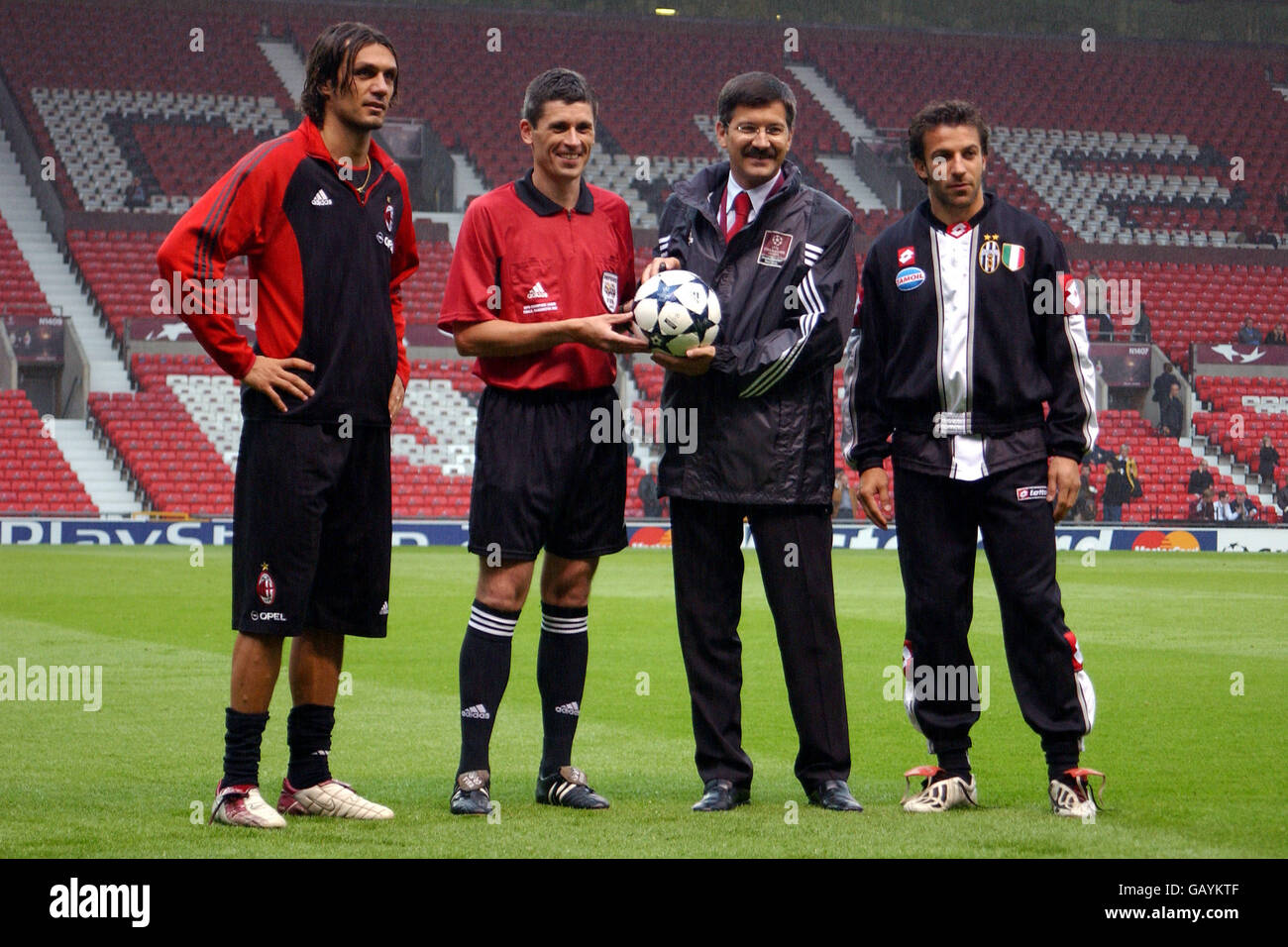 G-D) le capitaine de Milan de l'AC Paolo Maldini, l'arbitre Markus Merk, un représentant  Adidas et le capitaine de Juventus Alessandro posent pour des photographies  pendant la séance de formation Photo Stock -