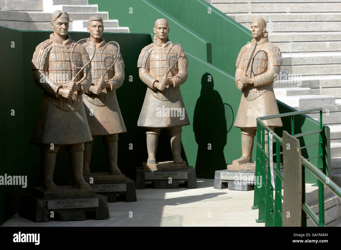 L-R: Vue générale de quatre statues de Roger Federer, Novak Djokovic, David Ferrer et Fernando Gonzalez vêtues de guerriers en terre cuite à la nouvelle cour 2 Banque D'Images