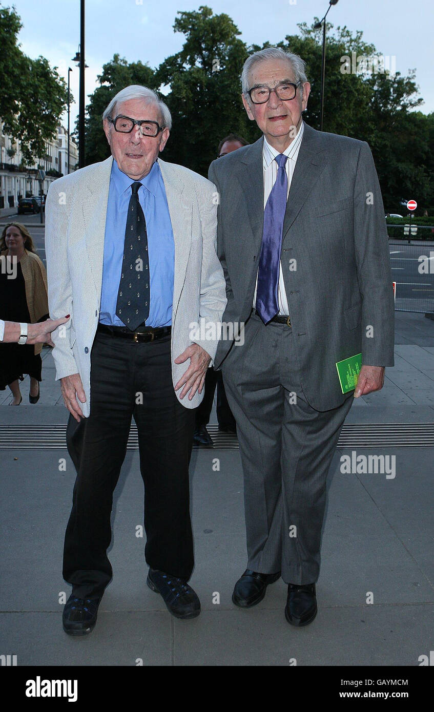 Eric Sykes et Dennis Norden arrivent à la fête d'été Harper Collins pour des auteurs distingués au Victoria and Albert Museum, dans le centre de Londres. Banque D'Images