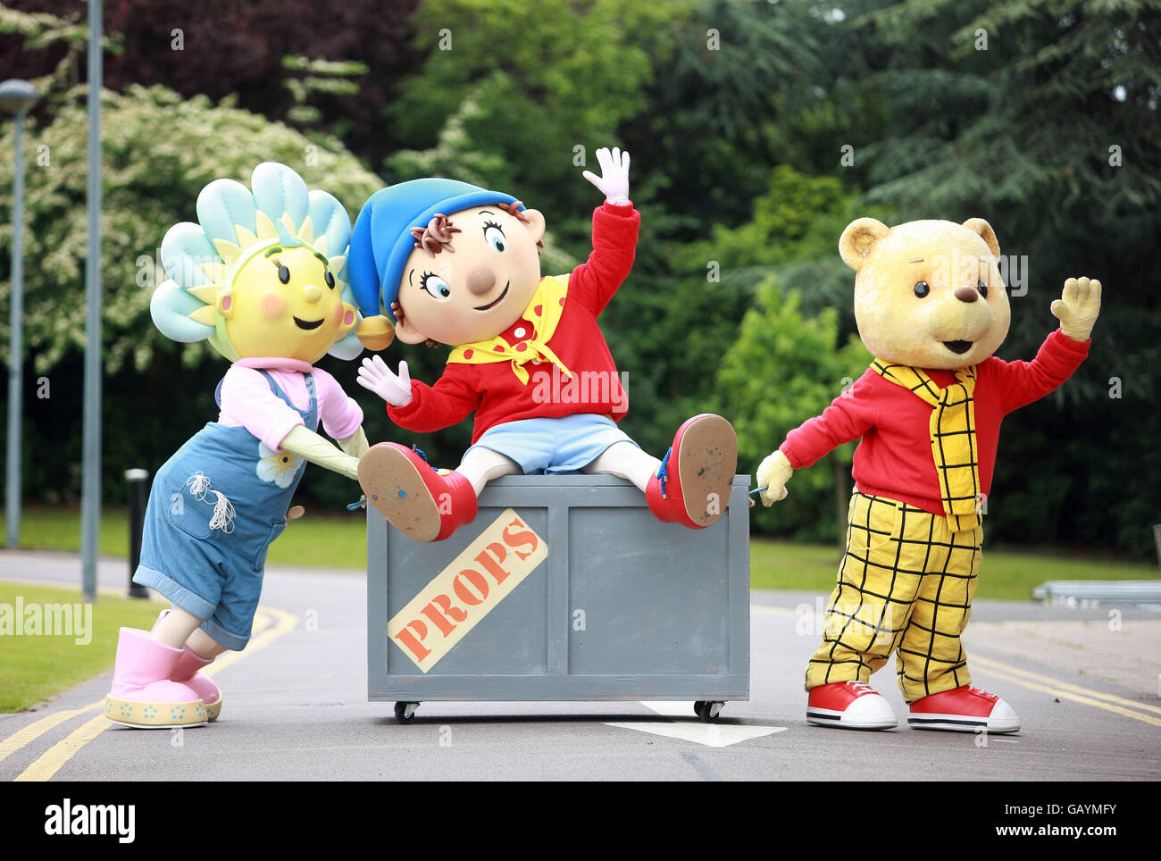 Excursion Milkshake - Leicester.La visite Milkshake au de Montford Hall de Leicester.(G-D) Fifi, Noddy et Rupert arrivent pour commencer la visite. Banque D'Images