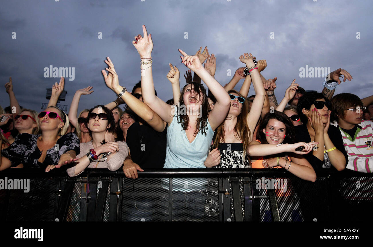 La foule qui regarde Fatboy Slim se produire pendant la troisième journée du festival O2 Wireless à Hyde Park, Londres. Banque D'Images