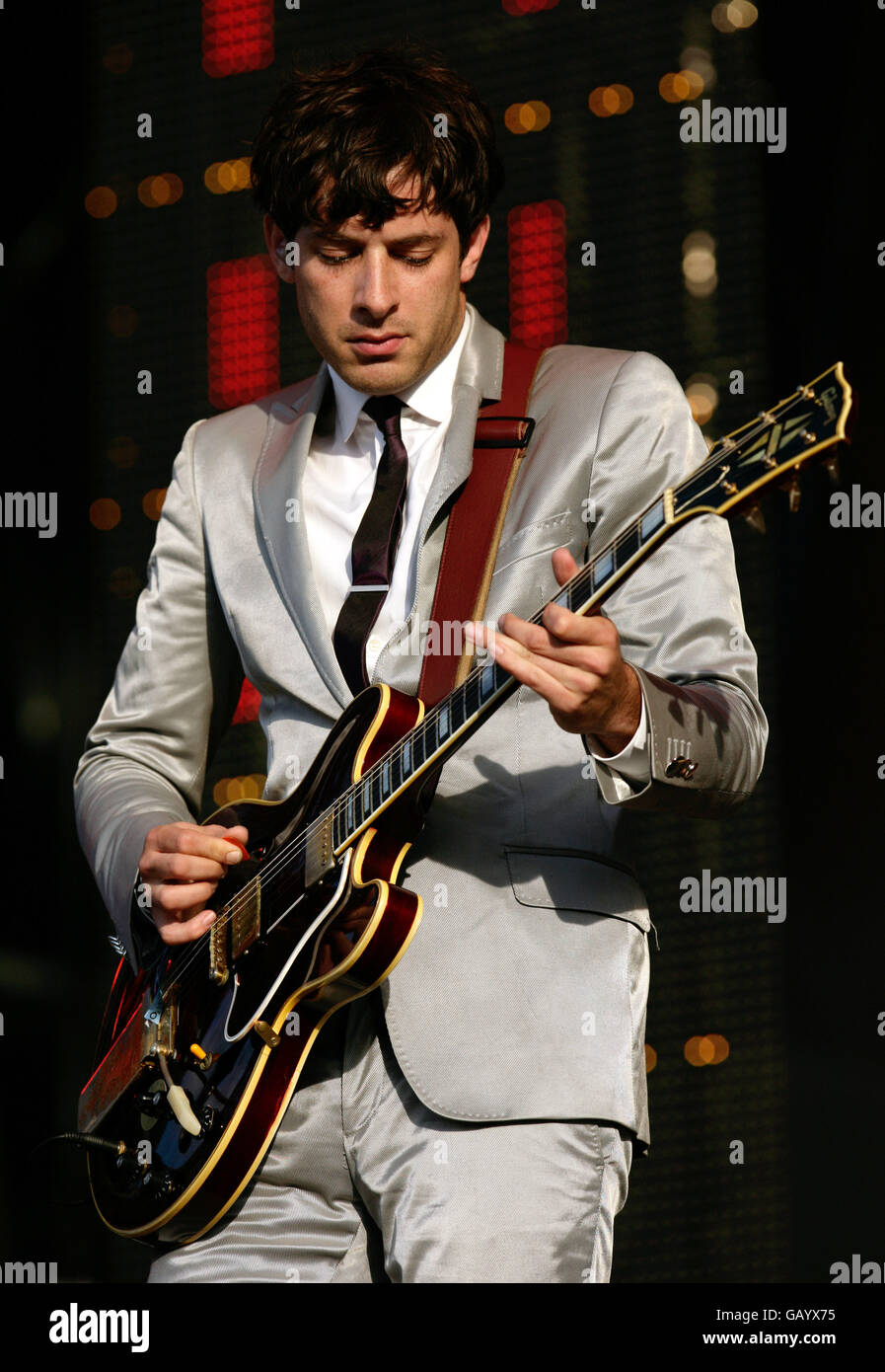 Mark Ronson se produit le jour de l'ouverture du festival O2 Wireless à Hyde Park, dans le centre de Londres. Banque D'Images