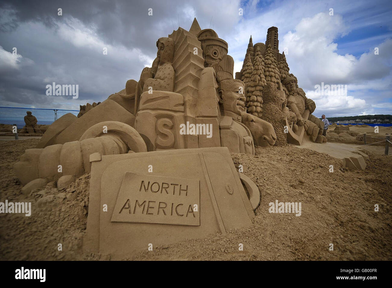 Une sculpture de sable nord-américaine, composée de totems, d'ours, d'un joueur de hockey, de sapins et de bâtiments sculptés par Jill et Thomas de Floride, se trouve sur la plage Weston-Super-Mare. Banque D'Images