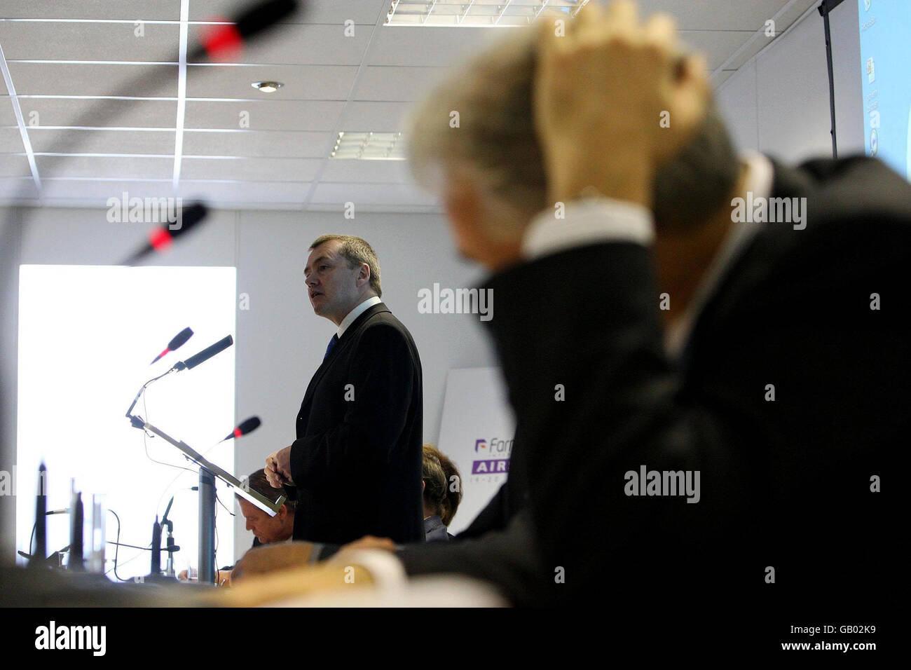 Le directeur général de British Airways, Willie Walsh, parle des émissions de carbone lors d'une conférence au salon aéronautique de Farnborough. Banque D'Images