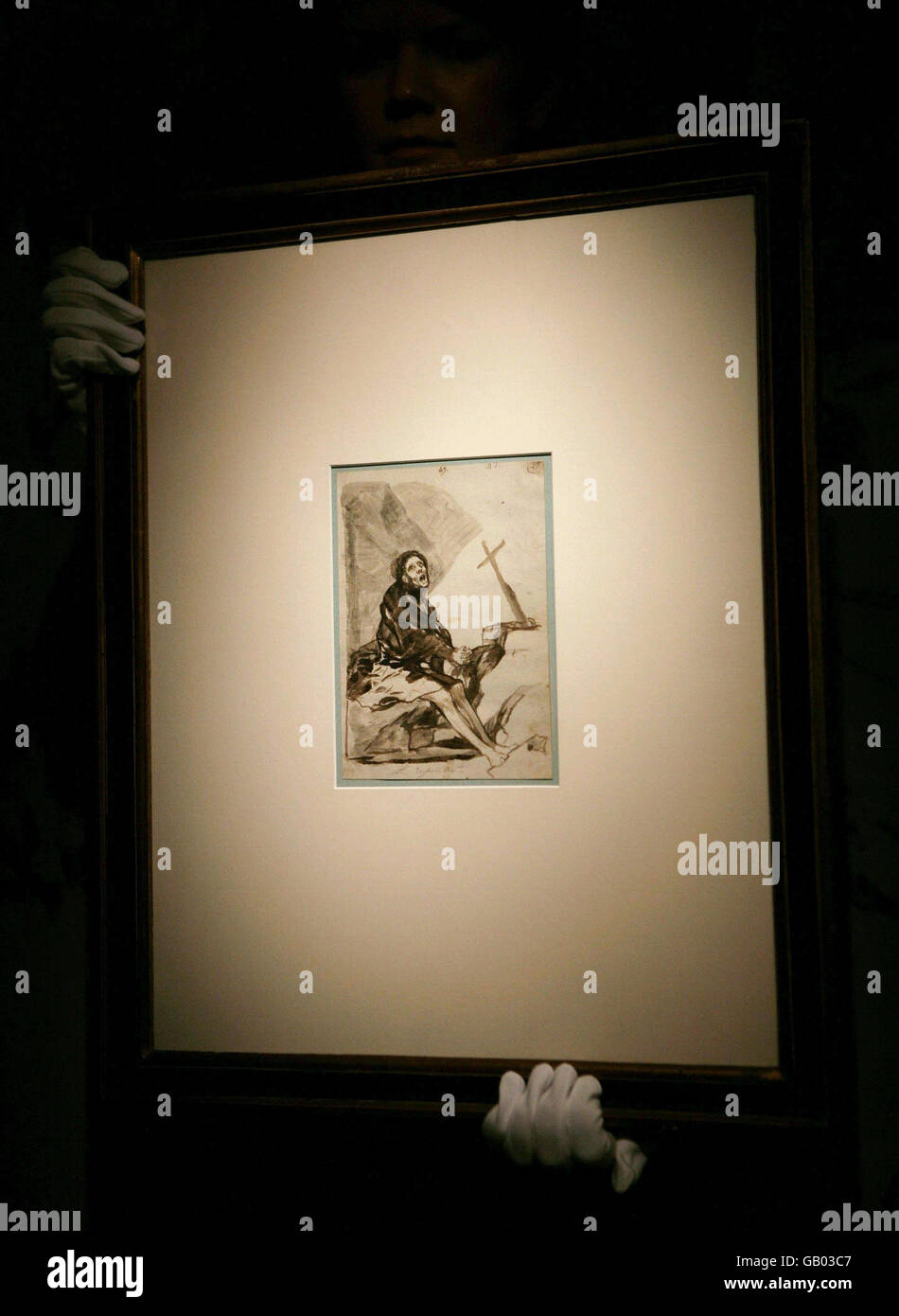 Un employé de Christie tient le « repentir » de l'artiste espagnol Francisco de Goya. Le dessin redécouvert qui date du début du XIXe siècle est manquant et présumé perdu depuis 1877, ainsi que deux autres dessins, devrait rapporter un total combiné de 2 millions lorsqu'ils seront en vente chez Christie's le mardi 8 juillet. Banque D'Images