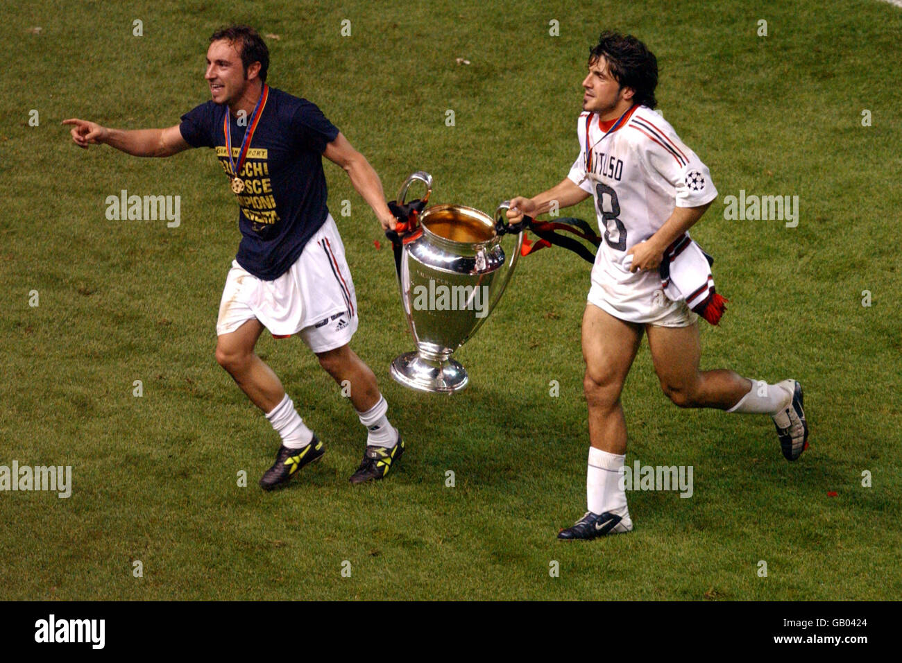 Cristian Brocchi (l) d'AC Milan et son coéquipier Gennaro Gattuso célèbrent Victoire à la finale de la Ligue des champions de l'UEFA Banque D'Images