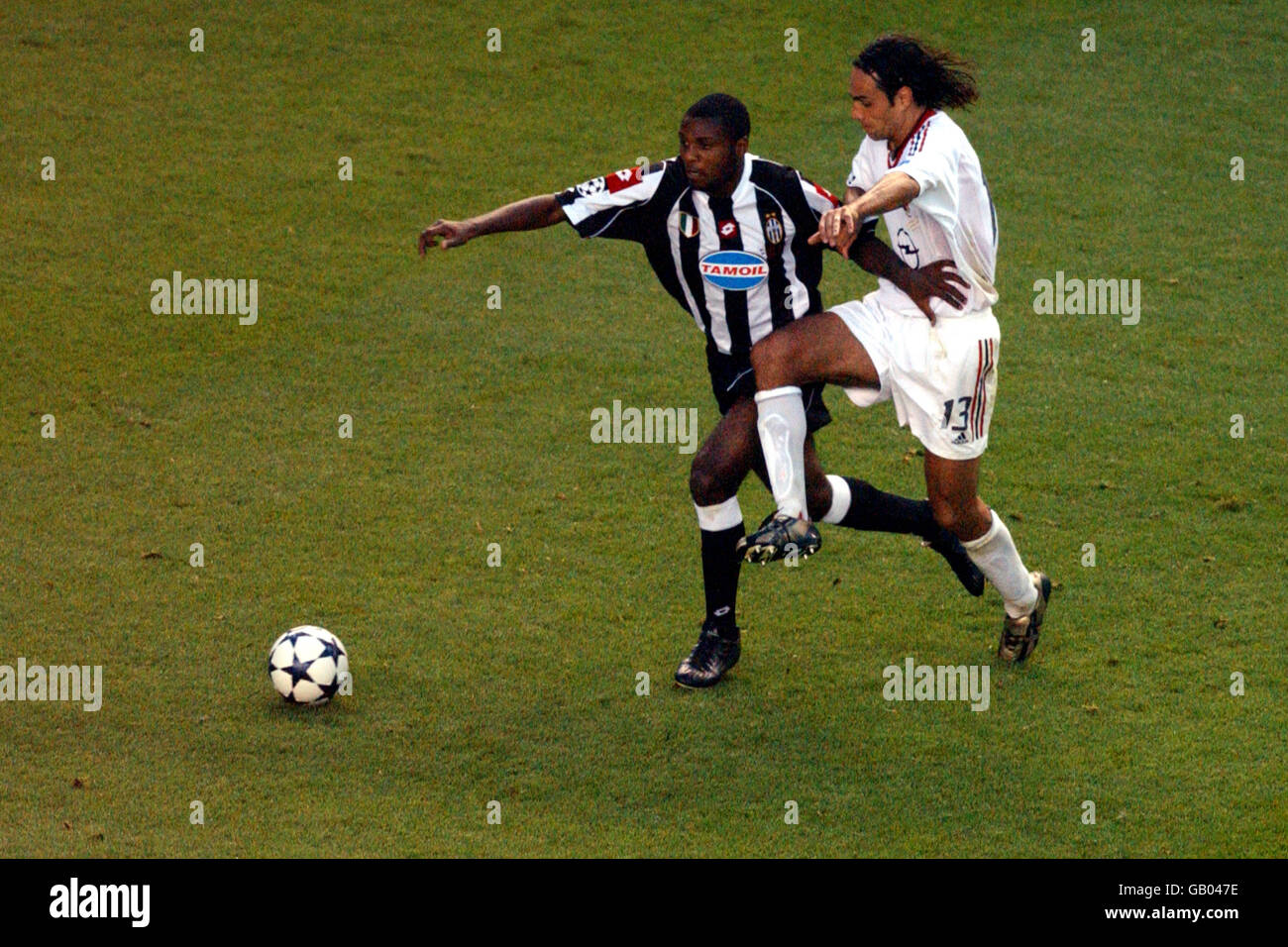 Football - Ligue des champions de l'UEFA - finale - Juventus c. AC Milan.Marcelo Danubio Zalayeta (l) de Juventus protège le ballon de Alessandro Nesta d'AC Milan Banque D'Images