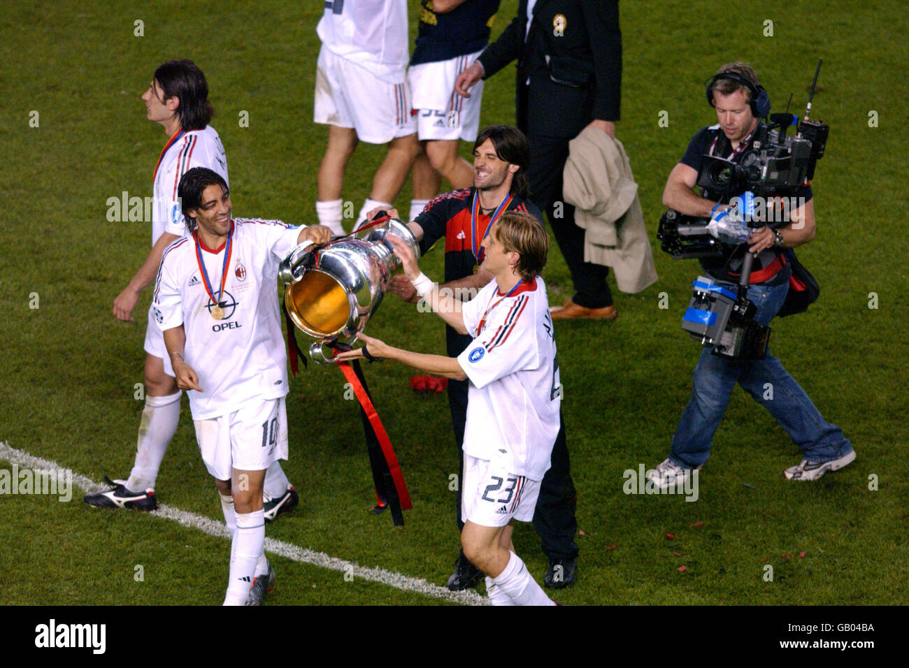 Football - Ligue des champions de l'UEFA - finale - Juventus c. AC Milan.Manuel Rui Costa d'AC Milan (l) et son coéquipier Massimo Ambrosini célèbrent la victoire à la finale de la Ligue des champions de l'UEFA Banque D'Images