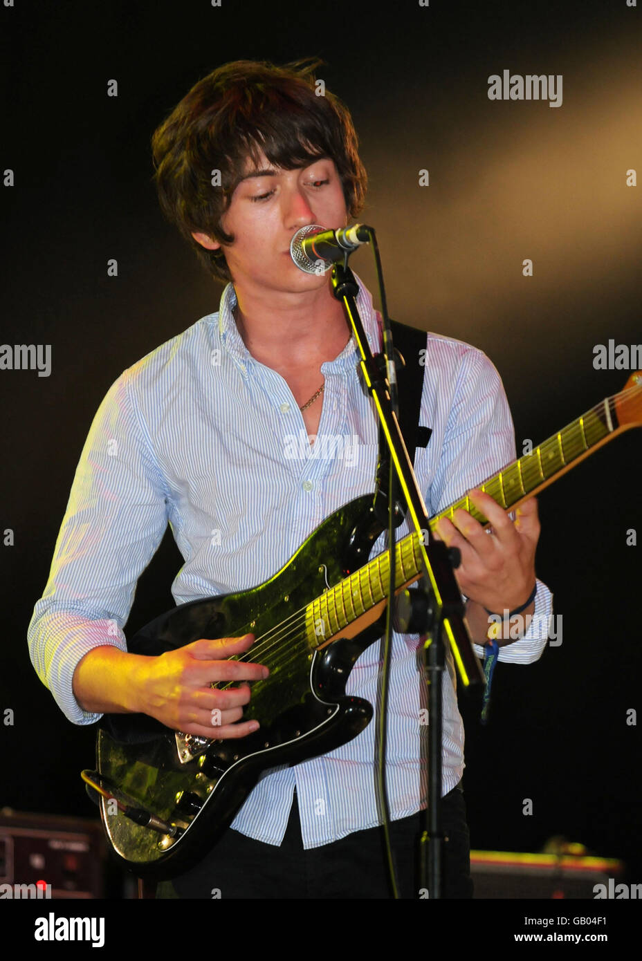 Alex Turner fait une apparition pendant les ascensionnels pendant le deuxième jour du O2 Wireless Festival à Hyde Park, dans le centre de Londres. Banque D'Images