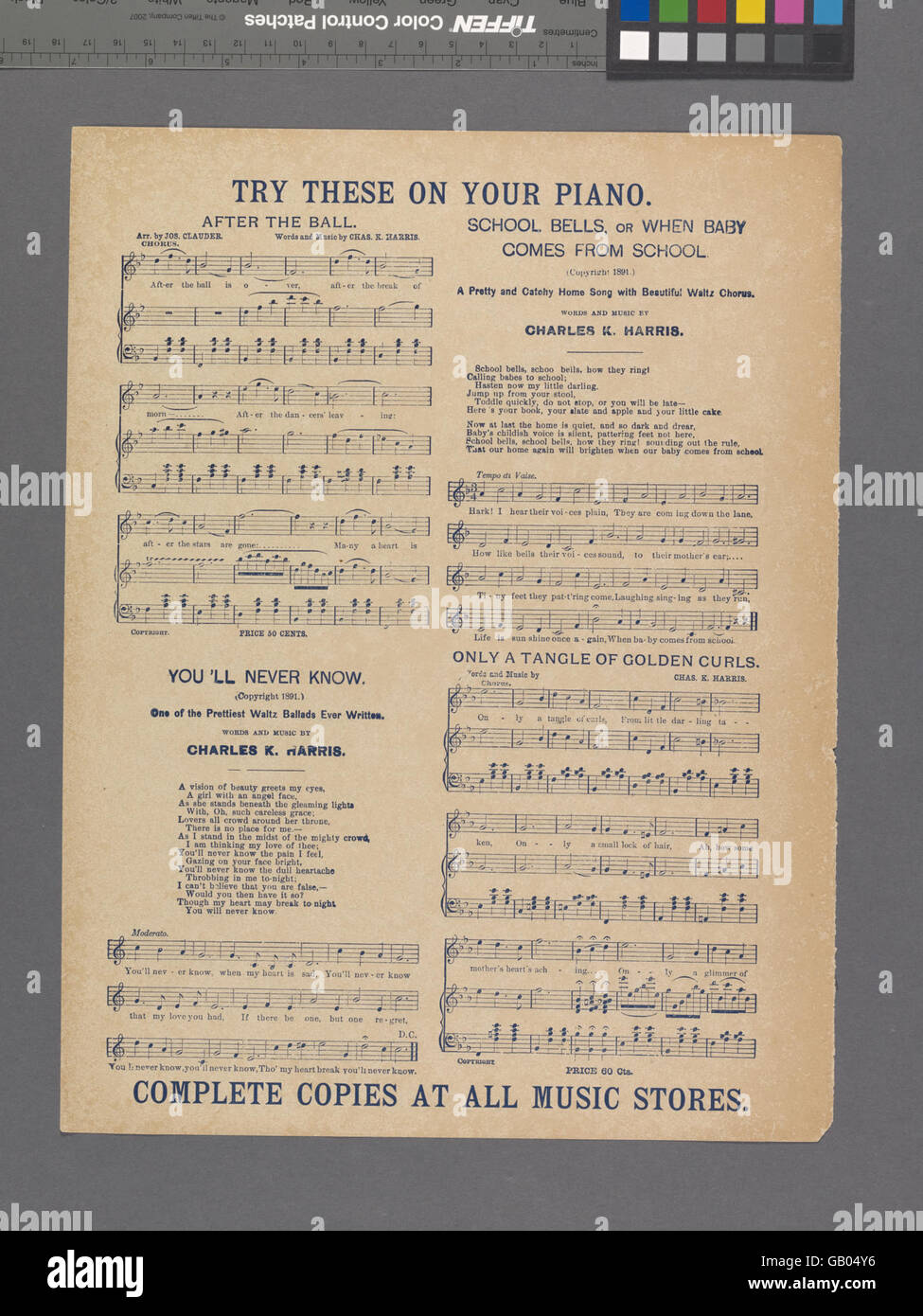 « Étrangers » explore probablement le thème de la méconnaissance ou de la déconnexion entre les gens, comme identifié par Hadès-449033-1692759. Banque D'Images