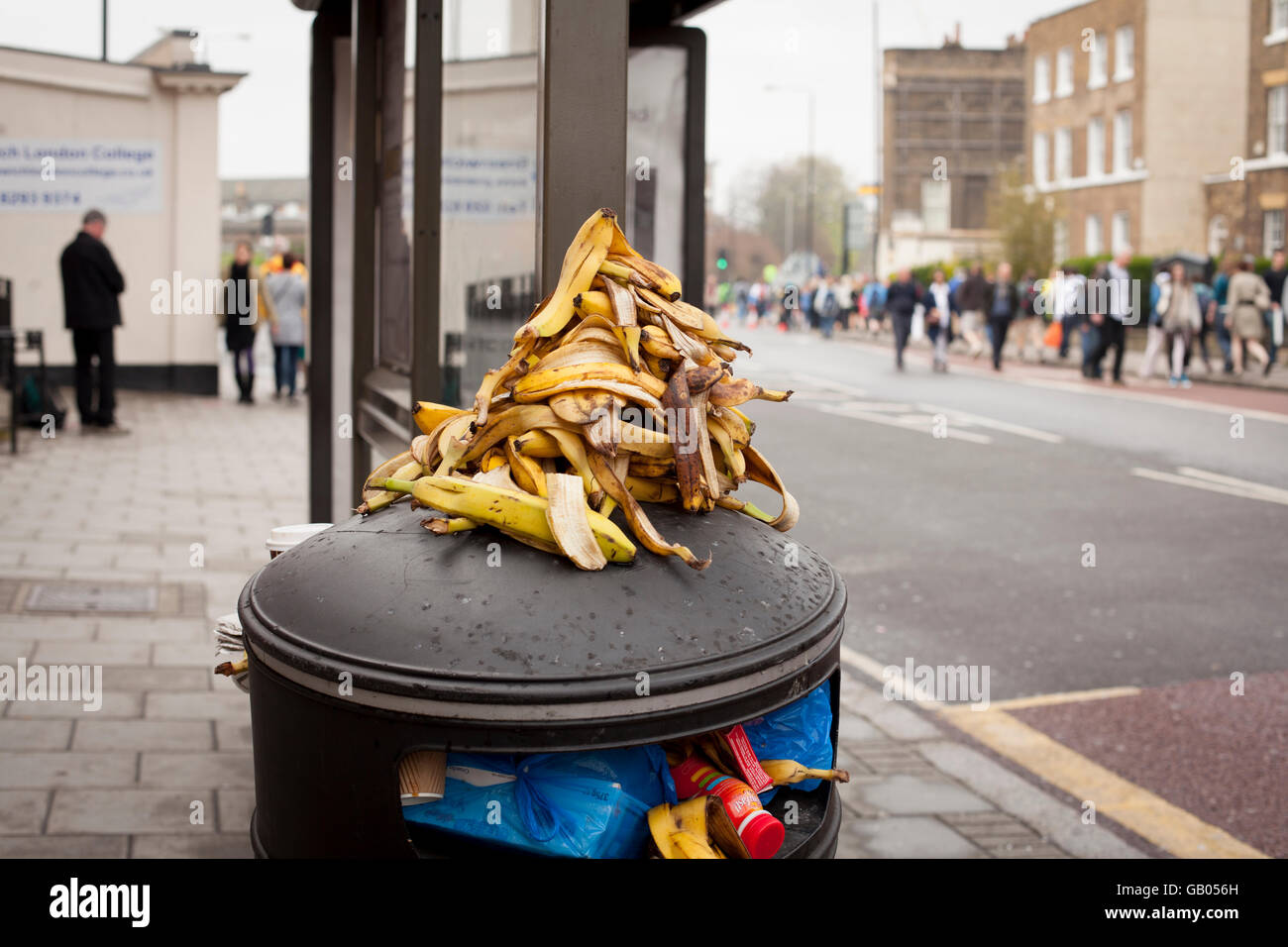 Peaux de banane jeté à la marathon de Londres Banque D'Images