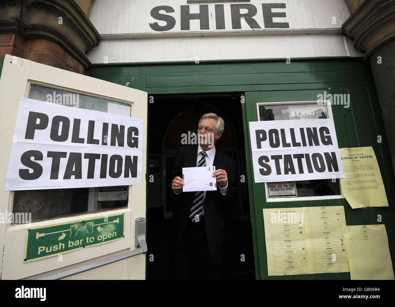 David Davis arrive à voter à l'élection partielle de Haltemprice et Howden au bureau de vote de Howden. Banque D'Images