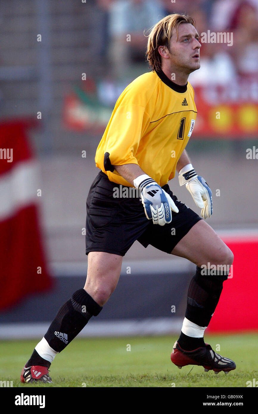 Soccer - Championnat d'Europe 2004 qualificateur - Groupe deux - Luxembourg  / Danemark. Alija Besic, gardien de but luxembourgeois Photo Stock - Alamy
