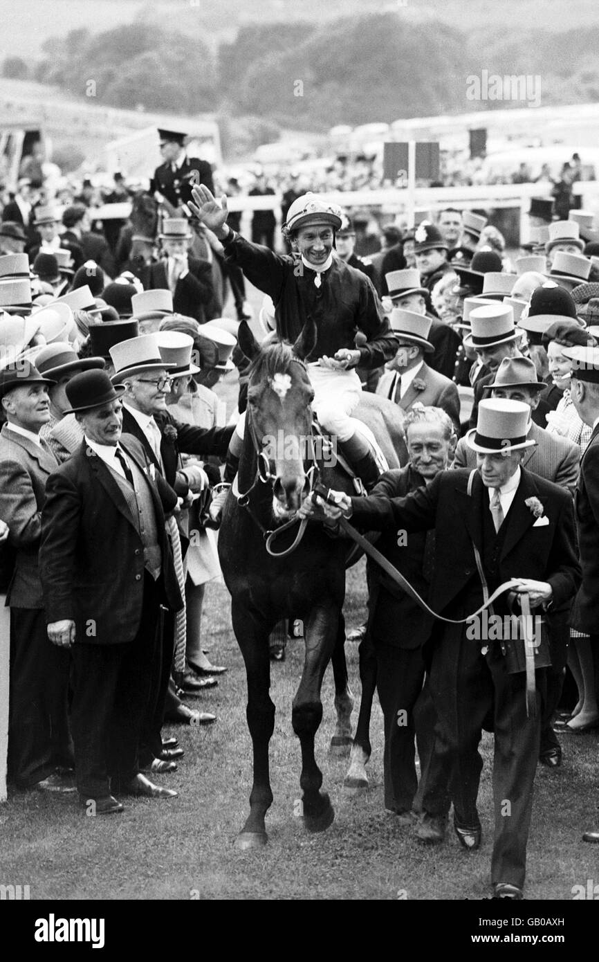 George Moore célèbre le Palais Royal après avoir remporté le Derby Enjeux à Epsom Banque D'Images