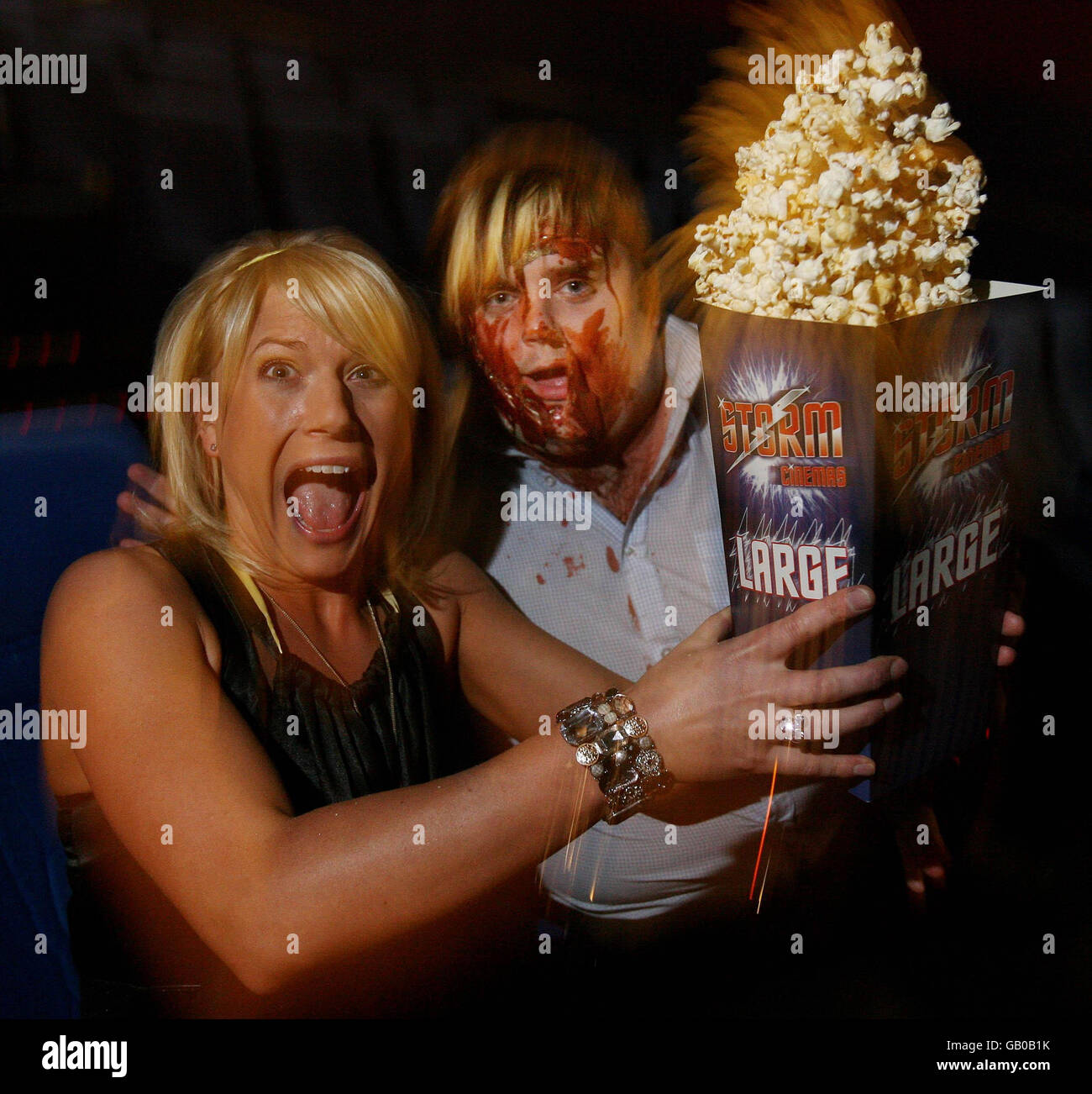 Lisa Schulz et Conor McLaughlin, responsable du cinéma Storm, à la première du premier film d'horreur zombie d'Irlande du Nord, « The Battle of the Bone », à l'Odyssey Arena de Belfast. Banque D'Images