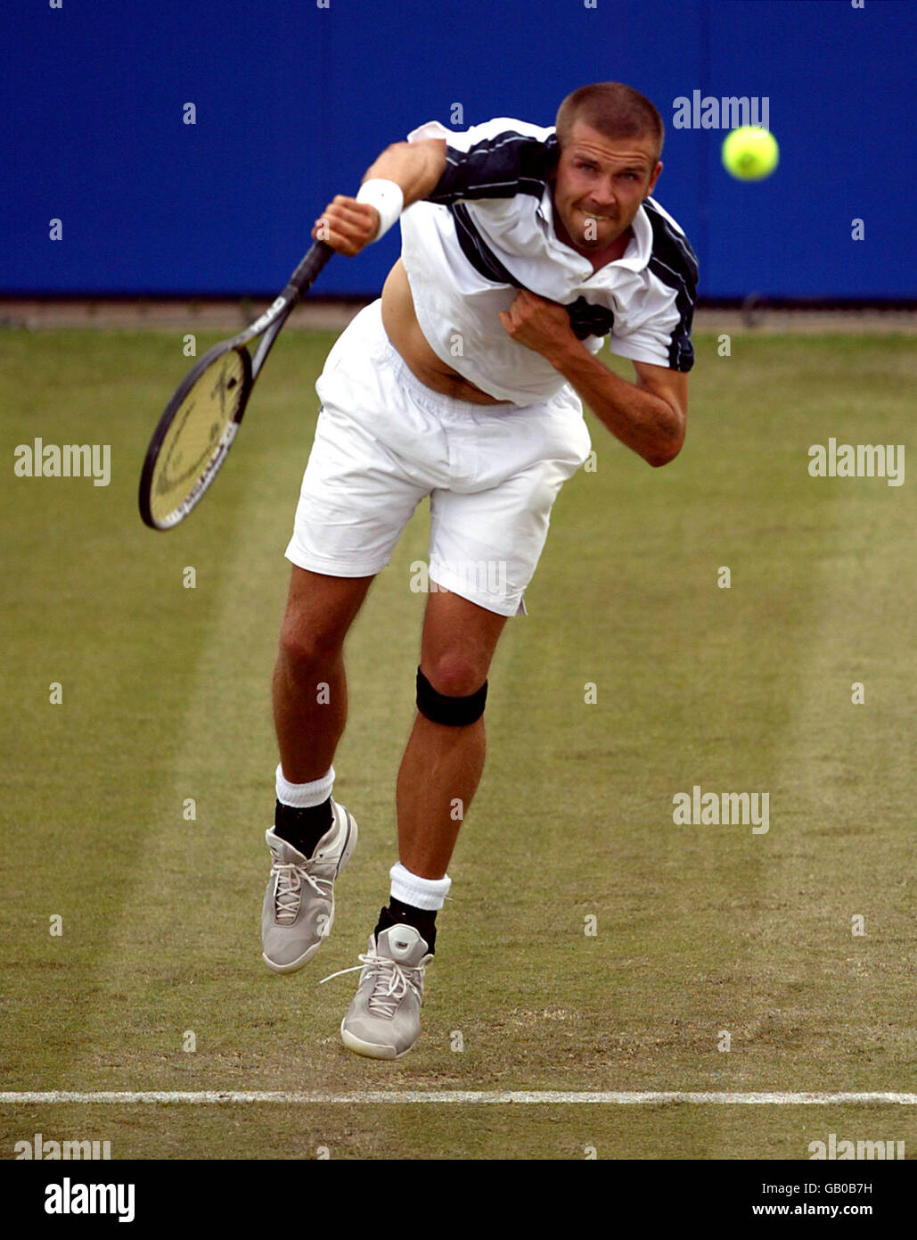 Tennis - Nottingham Open 2003 - première partie.L'adversaire de Greg Rusedski à Wimbledon Alexander Waske pendant son match avec Younes El Aynaouui Banque D'Images