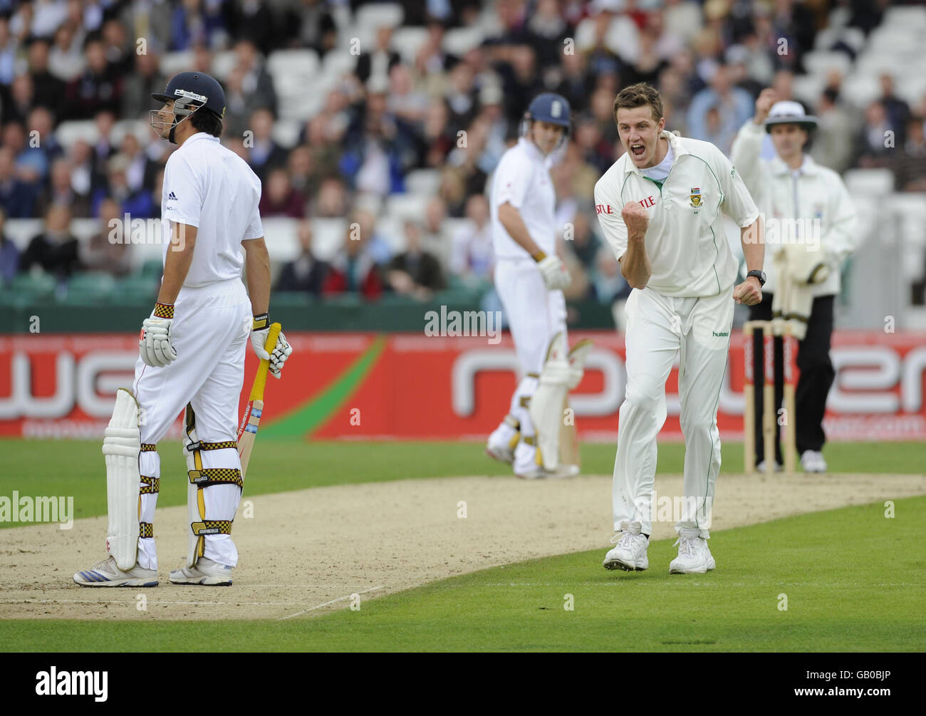 Morne Morkel, en Afrique du Sud, célèbre la prise du cricket d'Alastair Cook (à gauche) lors du deuxième match de npower Test au terrain de cricket de Headingley, à Leeds. Banque D'Images