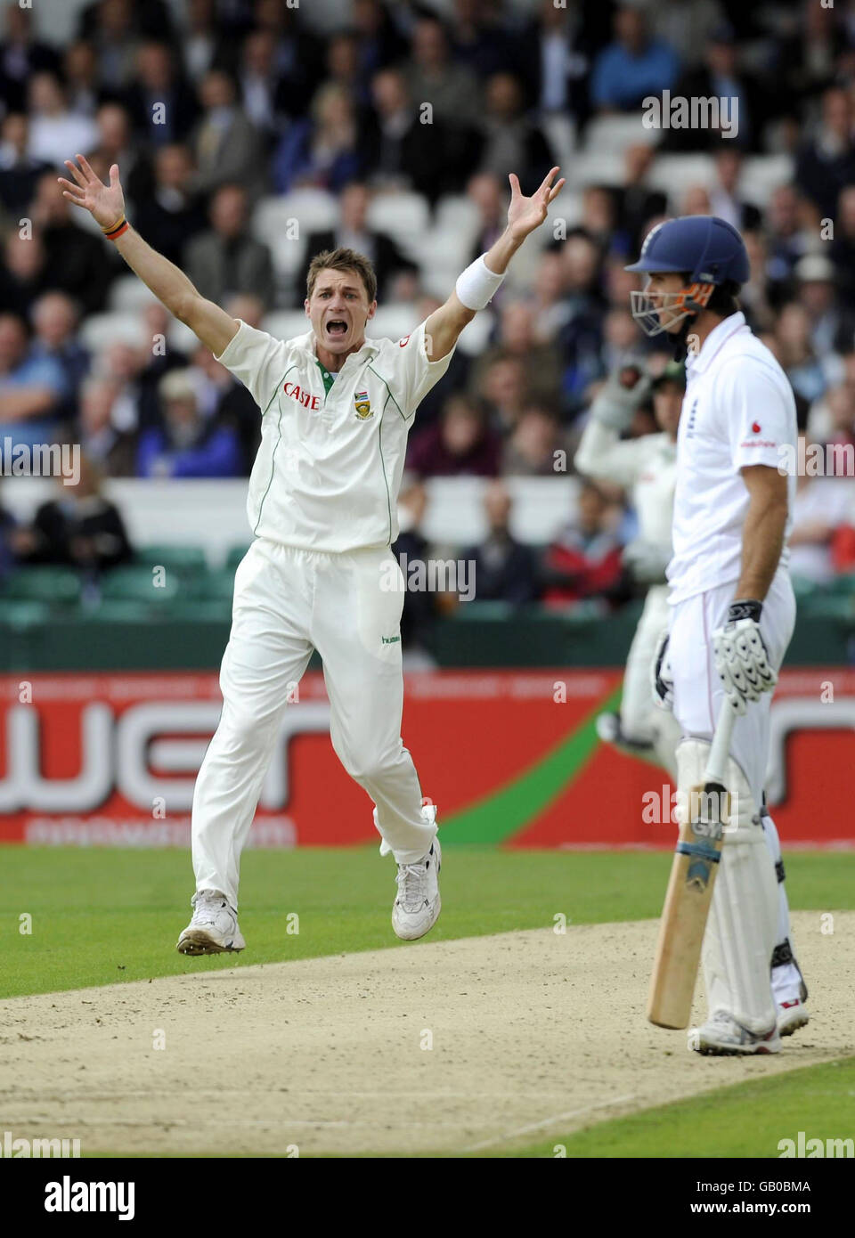 Le Michael Vaughan d'Angleterre est rejeté par Dale Steyn (à gauche) d'Afrique du Sud lors du deuxième match de npower Test au terrain de cricket de Headingley, à Leeds. Banque D'Images