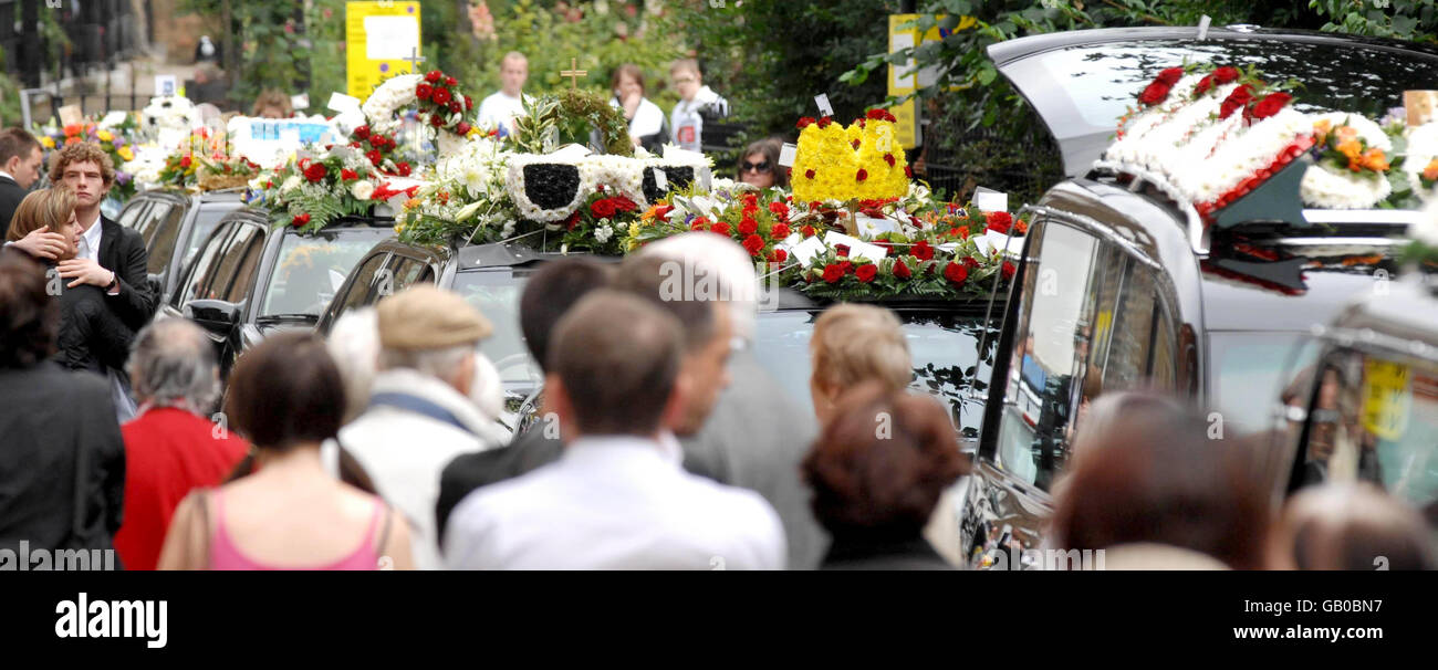 Hommages floraux en plus de la procession funéraire aux funérailles de Ben Kinsella, à l'église catholique romaine Saint-Jean l'évangéliste, Islington, au nord de Londres. Banque D'Images