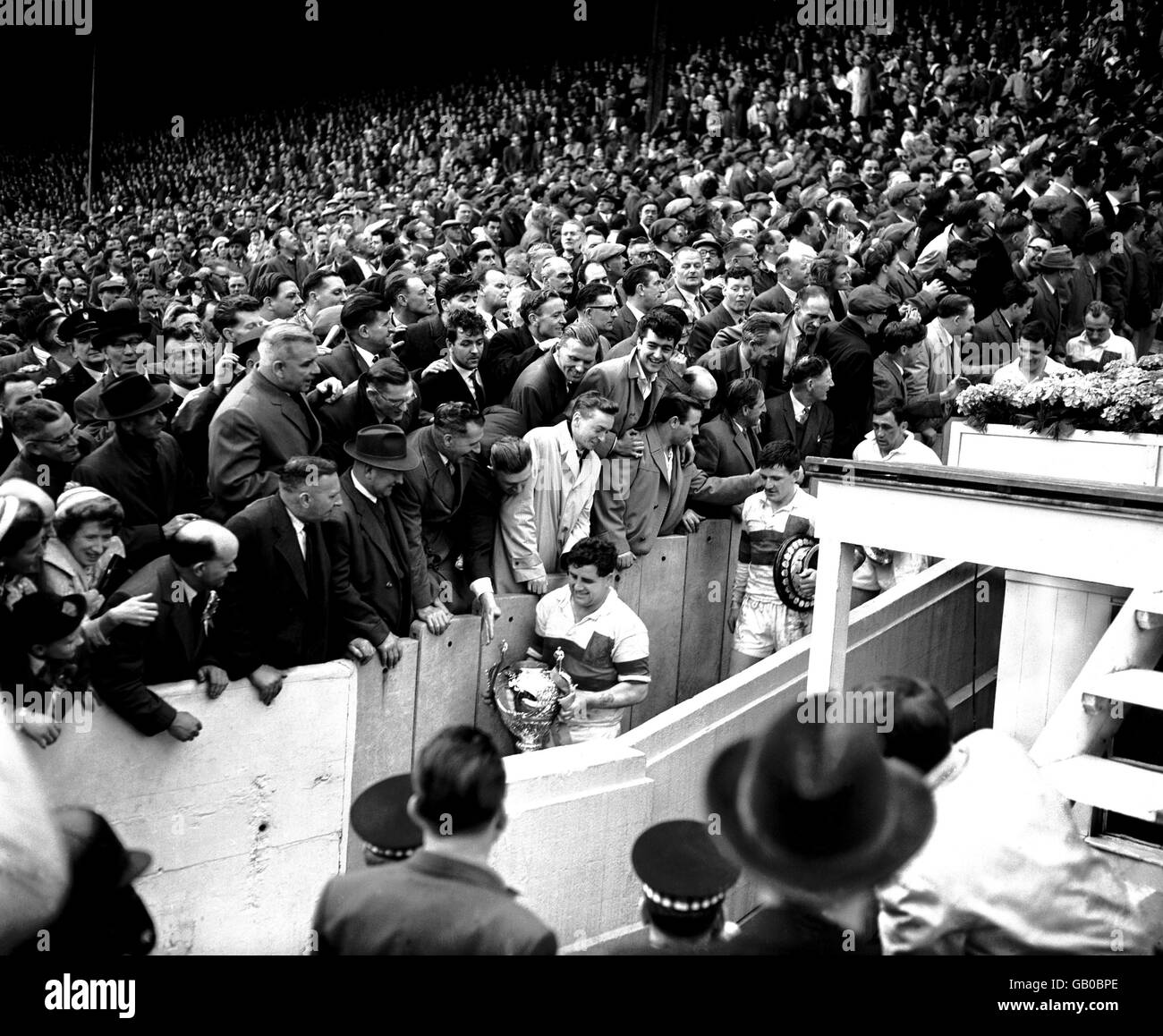 Rugby League - finale de la coupe du défi - Huddersfield v Wakefield Trinity - Wembley Stadium, Londres.Le capitaine D. Turner de la Trinité de Wakefield descend les célèbres 39 marches de Wembley après avoir reçu la coupe du défi Banque D'Images