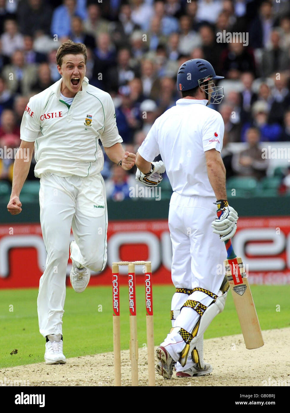 Morne Morkel, en Afrique du Sud, a réussi à lancer un appel pour le cricket de l'Alastair Cook en Angleterre pour 18 courses lors du deuxième match de npower Test au terrain de cricket de Headingley, à Leeds. Banque D'Images