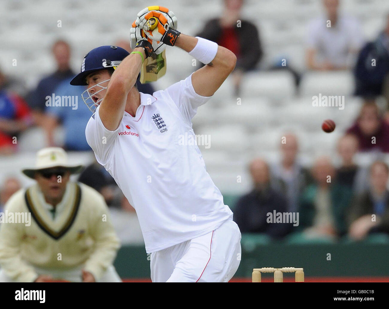Kevin Pietersen, en Angleterre, encadre la balle qui sera prise en compte lors du deuxième match de npower Test au terrain de cricket de Headingley, à Leeds. Banque D'Images