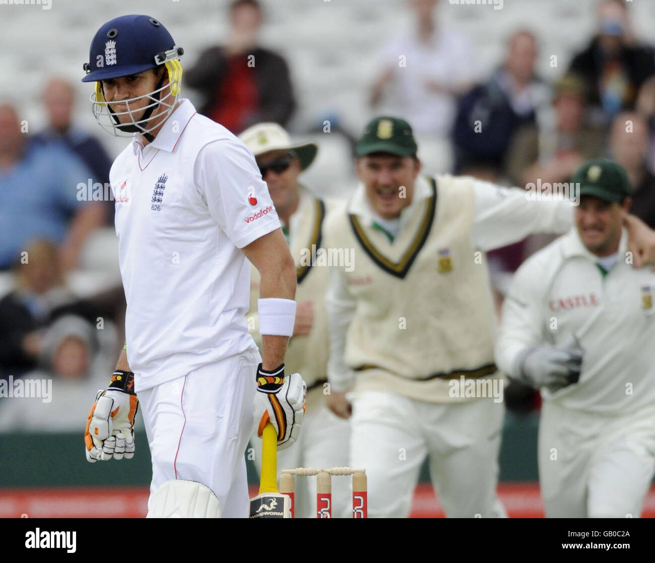 Kevin Pietersen (à gauche), en Angleterre, semble abattu alors que l'Afrique du Sud célèbre son cricket lors du deuxième match du npower Test au terrain de cricket de Headingley, à Leeds. Banque D'Images