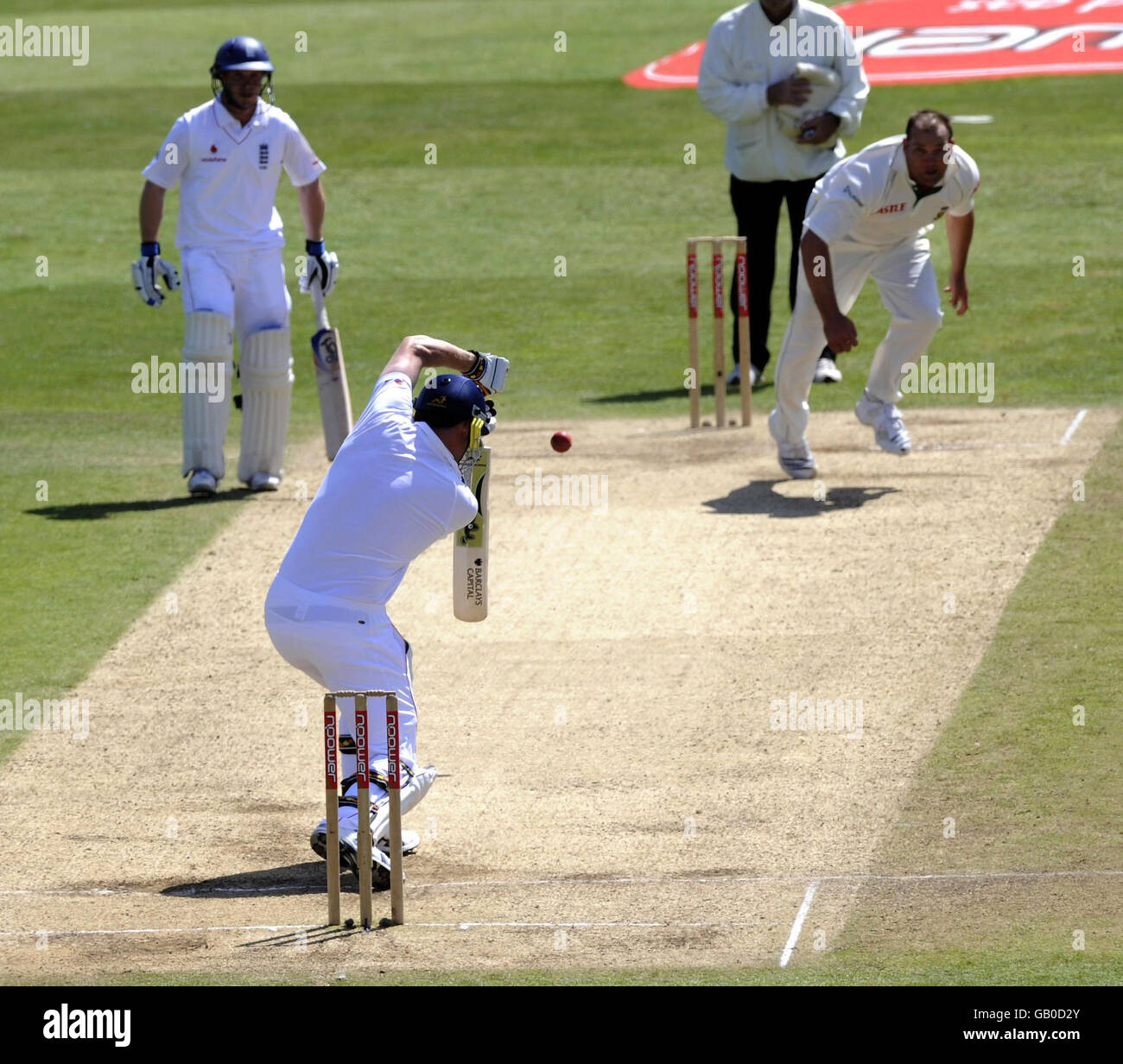 Andrew Flintox, de l'Angleterre, se défend contre le bowling de Jacques Kallis (à droite), en Afrique du Sud, lors du deuxième match de npower Test au stade de cricket de Headingley, à Leeds. Banque D'Images
